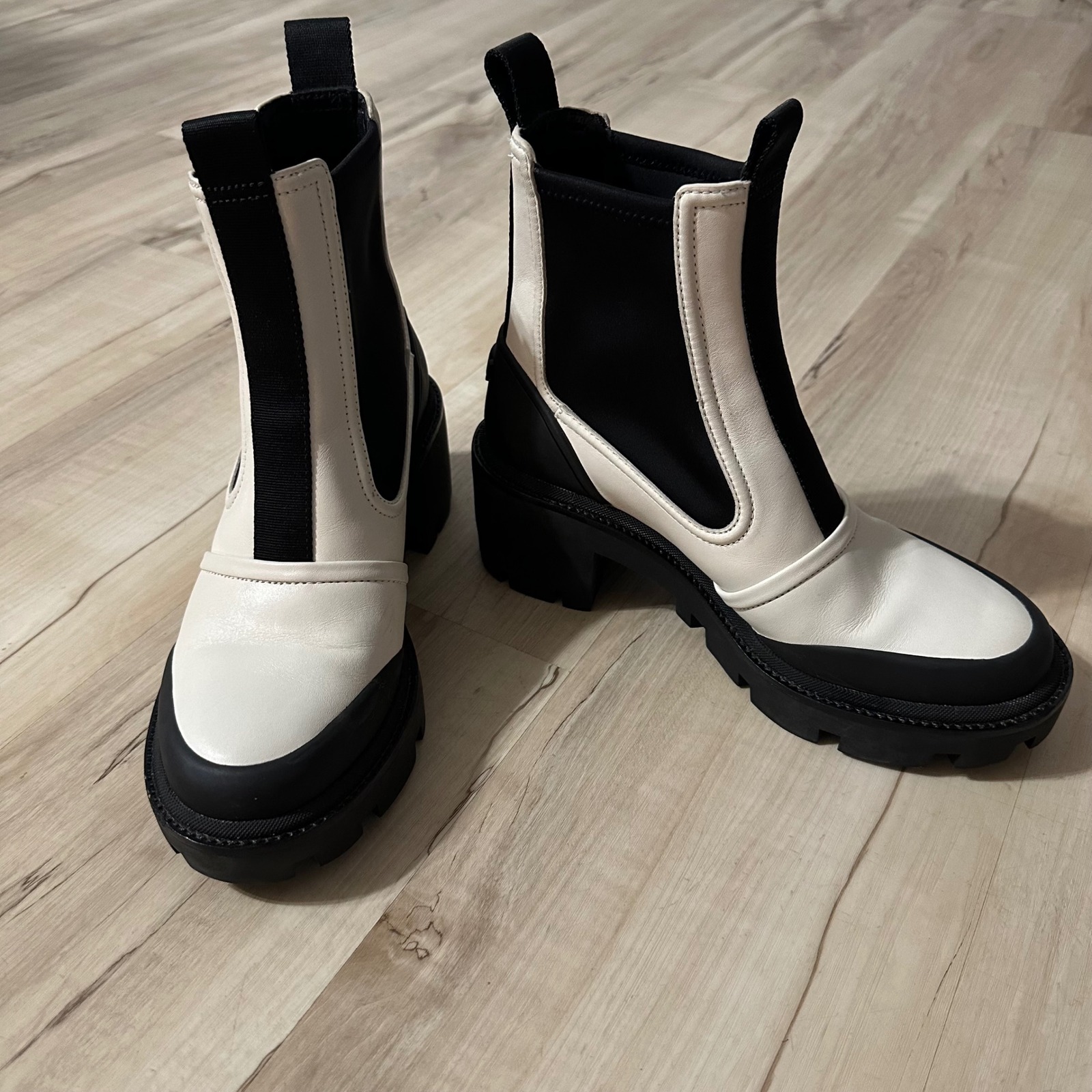 Tory Burch Women's Chelsea Lug Sole Ankle Boots Size 8